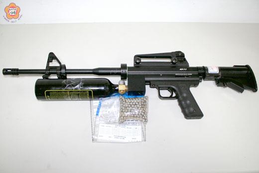 縣警局刑警大隊查獲具殺傷力仿M4型811空氣長槍一支及鋼珠彈三百二十七顆,經過動能初篩測試,其威力已能貫穿監測板(鋁板)。(莊煥寧攝)