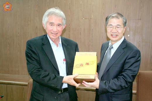 縣長李沃士昨歡迎國際著名規劃設計大師劉太格前進金門交流島嶼規劃相關經驗。
(李增汪攝)