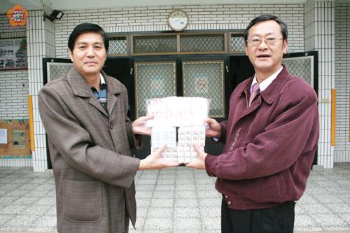 牙科博士王維寬贈西口國小一批牙刷牙膏,由其友人陳建發代表轉送,再續與烈嶼之情緣。(楊水詠攝)