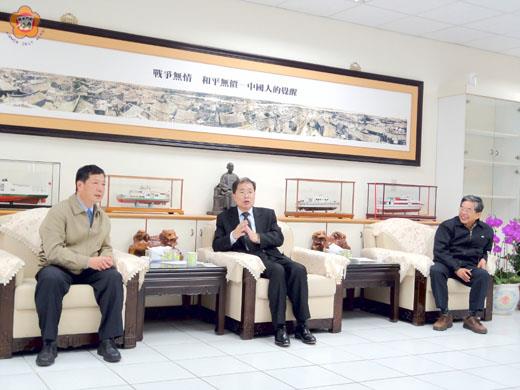 行政院農委會專家昨拜會縣長李沃士,並提報小麥「葉斑病」實地抽測判讀結果。(翁碧蓮攝)