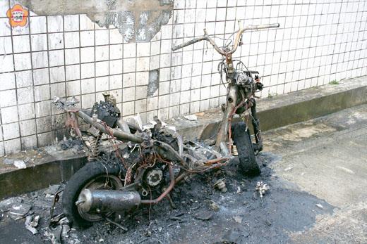 金城鎮和平新村昨天清晨再傳機車火警,二輛機車付之一炬。(李金鎗攝)