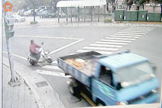 金城鎮民權路金城國中路段發生一起小貨車擦撞機車後逃逸車禍,造成騎機車騎士許老先生車損人傷。
(翻拍自警方路口監錄系統畫面)