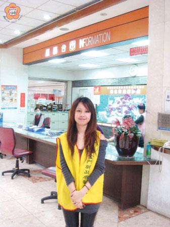榮總「金門鄉親服務台」今正式成立,將由專人林舒蘋提供轉診等項目服務。(圖由縣府台北服務處主任陳永富提供)