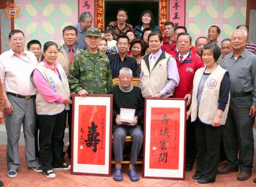 蔡江林歡度一百O一歲生日,各界代表及親友齊聚一堂獻上祝福。(陳麗妤攝)