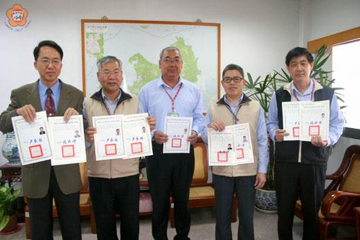   因應自來水法規定，水廠員工積極考照，目前全廠員工幾乎每人都有一張以上的證照在身，堪稱「照」得住！（蔡家蓁攝）