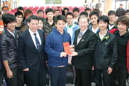 來自大陸福建漳州職業技術學院的三十位學生,昨到金門縣政府參訪、拜會,受到縣長李沃士贈紅包及一級主管熱烈歡迎。(李增汪攝)