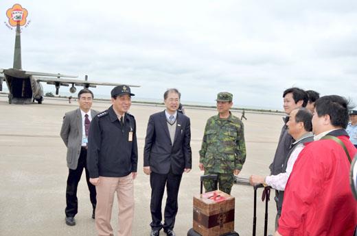 國防部出動運輸機協助疏運旅客,參謀總長林鎮夷專程到金門了解軍機疏運情形,受到縣長李沃士和搭機民眾的鼓掌感謝。
(李金鎗攝)