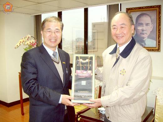 李沃士縣長拜會退輔會主委曾金陵,為823參戰金門榮民爭取全面發放院外就養金等權益請命。
(縣府台北服務處主任陳永富提供)