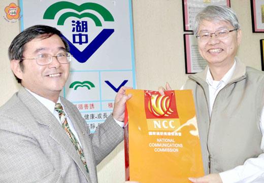 謝進男(右)、吳啟騰(左)等人,昨天在湖中討論校園網路。(張建騰攝)