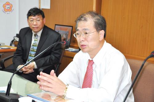 「風獅爺渡假村股份有限公司投資計劃簡報」,昨下午召開,由李縣長主持。(翁碧蓮攝)