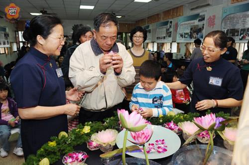 慈濟基金會金門共修處昨日辦理浴佛節暨母親節感恩祝福活動,民眾以虔誠恭敬之心,浴佛禮佛。(許加泰攝)