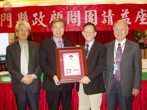 縣政顧問團成立大會:縣長李沃士頒發顧問聘書給蔡榮根顧問(右二)。(縣府台北服務處主任陳永富提供)