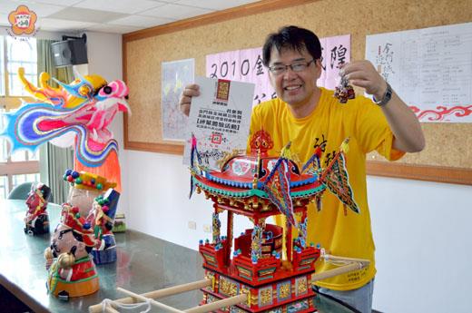 浯島邑主城隍週年慶系列活動陸續登場,民眾通過鎮公所舉辦四項體驗認證活動,將可獲得城隍爺Q版公仔。(李金鎗攝)