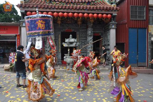桃園濟世宮金門分宮落成慶典,官將守陣頭,也於昨日下午到西門外武廟向境主韓王爺致敬。(許加泰攝)