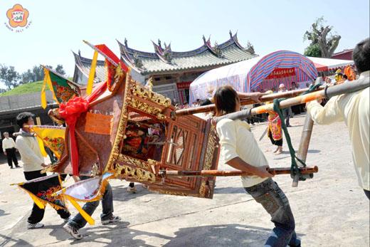伍德宮廟會中的遶境活動。(張建騰攝)