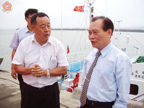 法務部安排司法記者抵金門參訪,法務部長曾勇夫專程陪同:在料羅碼頭搭船出海,了解金門海岸巡海上防制犯罪措施與作為。(翁碧蓮攝)