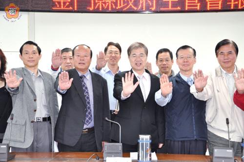 縣長帶頭 擺出反菸手勢