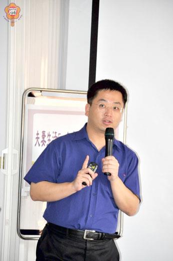縣府教育局昨在家庭教育中心舉辦「婚姻教育」講座,邀請彰化師範大學輔導與諮商學系林祺堂博士開講,參與夫妻及民眾相當踴躍。(翁碧蓮攝)