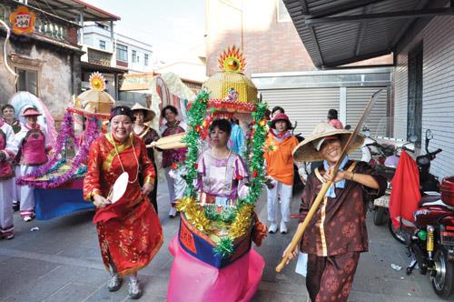   金城鎮公所舉辦陣頭票選活動，西門里舞蛤精和跑旱船榮獲最佳人氣陣頭獎。 （李金鎗檔案照片）