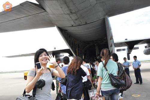二百零九位滯金旅客在軍機的運送下飛往台北，「C-130Ｈ」力士型運輸機一次可載七十人。
（張建騰攝）