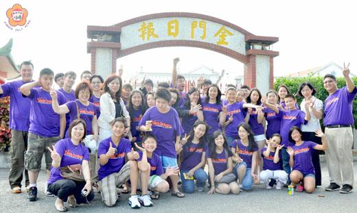 紐約幼獅青少年管弦樂團到訪本報,團員三十五人開心在本報合影留念。(陳麗妤攝)