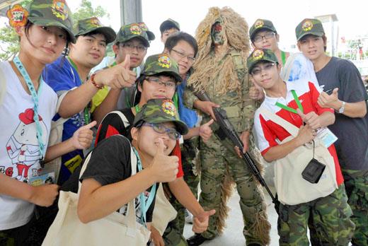 金戰營學員與身穿狙擊裝的蛙兵合影。(張建騰攝)