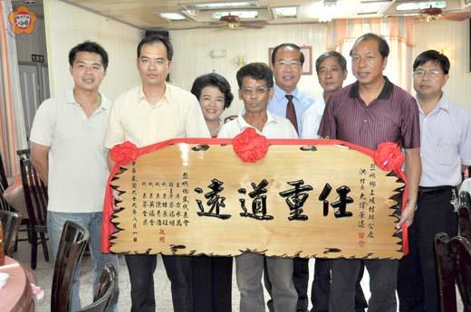 烈嶼鄉代會和各界昨歡送告別政壇的鄉代表林長征(左一)、陳秀治(左三)、蔡福明(右三)和上岐村長洪大偉(右五),以及烈中學務主任洪永善、教務主任張雲土,致贈匾額表達敬意和祝福。(楊水詠攝)