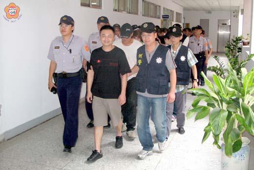 金門地區檢警及憲兵單位昨日聯手針對大金門四鄉鎮的營區、民宅等二十九處所同步進行搜索,將涉嫌違反毒品危害防制條例罪嫌依法究辦。(莊煥寧攝)