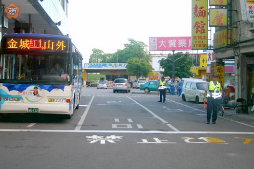 金城警分局將持續加強金城車站前逆向行駛之違規取締告發。(莊煥寧攝)