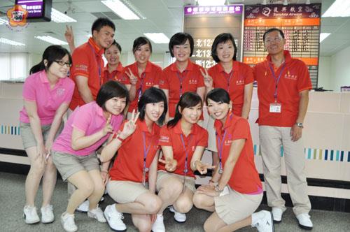 復興航空金門地勤人員昨日換穿新活力裝,讓旅客感覺活力十足。(李金鎗攝)