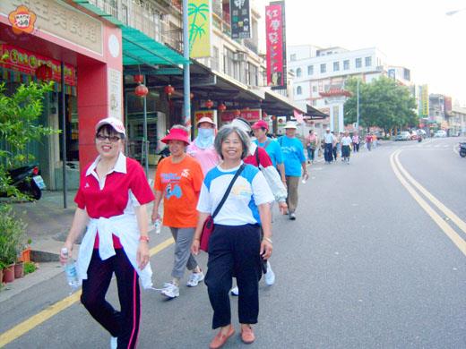 金城社區健康營造中心日昨號召五十多位社區居民一起早起健走，帶領民眾為健康而走。（蔡家蓁攝）