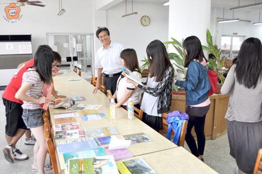 金中推出「大學指定考科選填志願輔導」及「大學博覽會」活動,校長蔡錦杉也到場關心了解。(李金鎗攝)