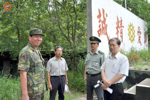 金門縣長李沃士(右一)昨同金防部副指揮官任季男(左一)等相關人員會勘前埔二營區。(楊水詠攝)
