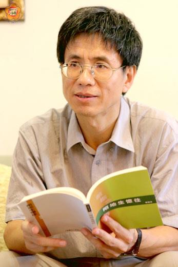 本報浯江夜話主筆之一的蔡振念教授新詩集「敲響時間的光」及散文集「人間情懷」兩本著作,入選高雄縣文化局的作家年度新書。(高雄縣政府文化局提供)