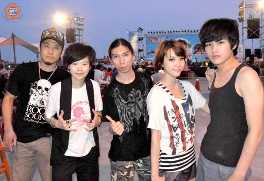 CastAway由郭家翔(左一)、喬于珊(左二)、林裕涵(左三)、蘇笠汶(右二)、鄭安偉(右一)等五人「金剛合體」。(張建騰攝)