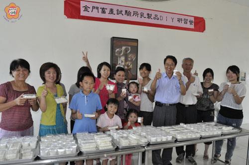 畜試所乳製品DIY研習營,三梯次四十八位親子與會,動手製作雪花糕和鮮奶酪,最後秀成果,翁自保受邀品嚐,對學員表現讚不絕口。(陳麗妤攝)