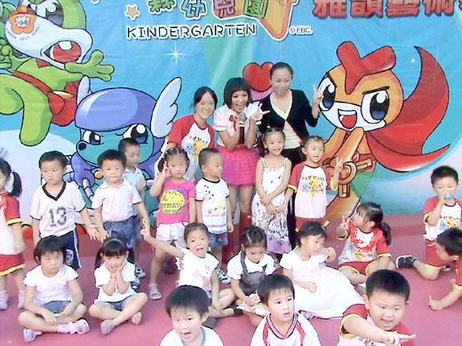 東森幼兒園雅韻藝術學苑舉辦園童學習成果分享發表會,小朋友開心和超人氣的東森YOYO家族藝人草莓姊姊合影。(許加泰攝)