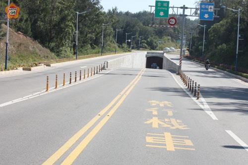 為提醒機車騎士勿違規駛入機場前地下道,縣警局交通隊在兩側尚未進入地下道前路面即有劃設「禁行機車」標字。(莊煥寧攝)