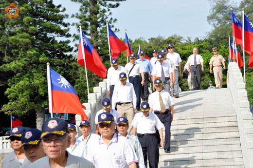 七十七位老兵及烈士遺眷昨在太武山忠烈祠參加八二三戰役五十二週年公祭 。(張建騰攝)