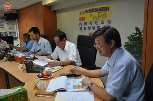 內政部地政司專門委員施明賜等人到金門督導考評地政業務,地政局長林德恭做簡報。(許加泰攝)