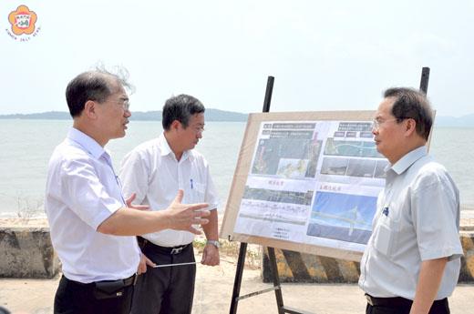縣長李沃士（左）昨在湖下海堤向行政院公共工程委員會主任委員范良銹（右）說明金門大橋興建相關事宜。（李增汪攝）