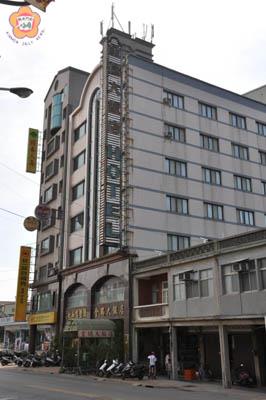 擁有15年歷史的「金瑞大飯店」,位於金門文化及行政中心,交通便利;自十月一日起將由業主許炳錫、許文祺父子接手營運,再現風華。(翁碧蓮攝)