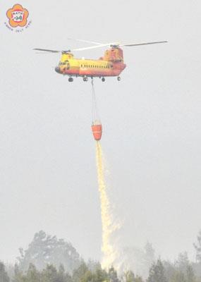 空勤直升機於田埔水庫取水,展開空中滅火。(陳麗妤攝)