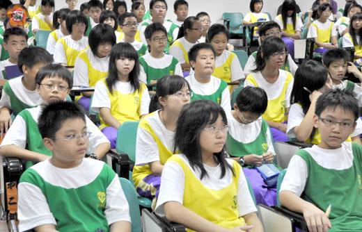 國立台灣師範大學昨天在金湖國中舉辦99年暑期生物科學探索營。 （張建騰攝） 