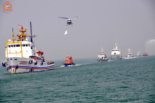 2010年海峽兩岸海上聯合搜救演練共有兩岸三十三艘艦艇船舶、三架飛機、約四百人參與。
(張建騰攝)