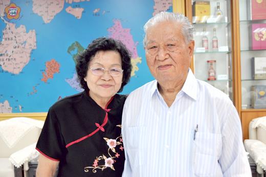 知名的印尼文學作家李金昌與夫人昨再度造訪母島金門,對於家鄉的建設發展相當肯定。(蔡家蓁攝)