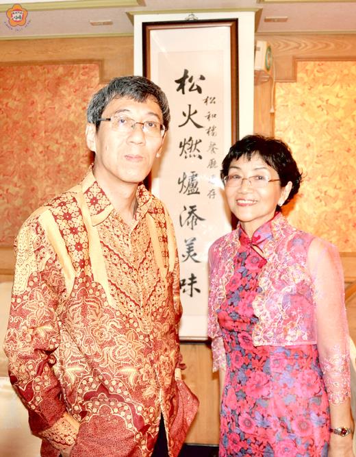 一直強調「文學回原鄉」的華文作家寒川(呂紀葆)與夫人維維(范維香)返鄉,並於金瑞大飯店內合照。(莊煥寧攝)