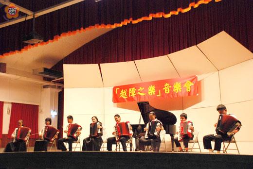 「越障之樂」音樂會,昨夜在金門高中溫馨登場,九位全盲孩子演出精湛,博得滿堂喝采聲。(翁碧蓮攝)