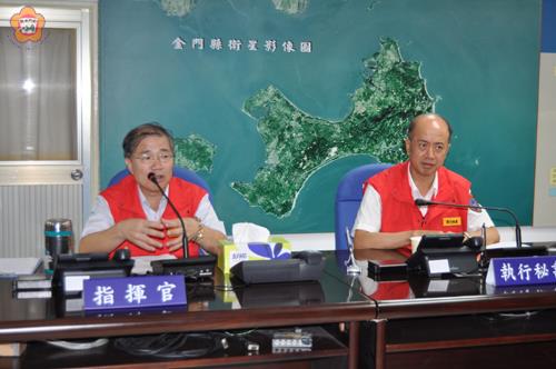 金門縣災害應變中心於昨日一級開設,金防部指揮官張慶翔轉達行政院指導事項外,並說明防區各級部隊災防應變措施。(李金鎗攝)