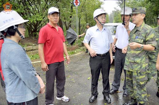 凡那比強風豪雨侵襲下,路樹傾倒嚴重,軍民全力搶通,縣長李沃士、金防部指揮官張慶翔中將連袂勘災。(翁碧蓮攝)